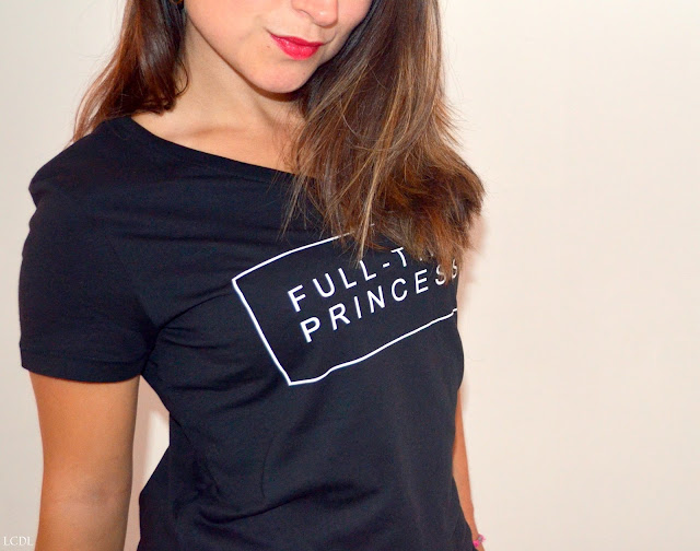 porter-un-tee-shirt-femme-noir
