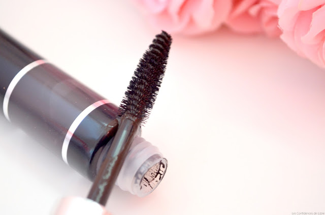 recouvrir-les-cheveux-avec-un-produit-de-maquillage