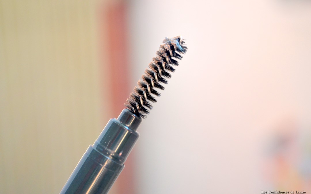 dessiner ses sourcils - sourcils - maquillage des sourcils - redessiner sa ligne de sourcils - structurer son regard - maquiller ses sourcils - maquiller facilement ses sourcils - maquiller rapidement ses sourcils