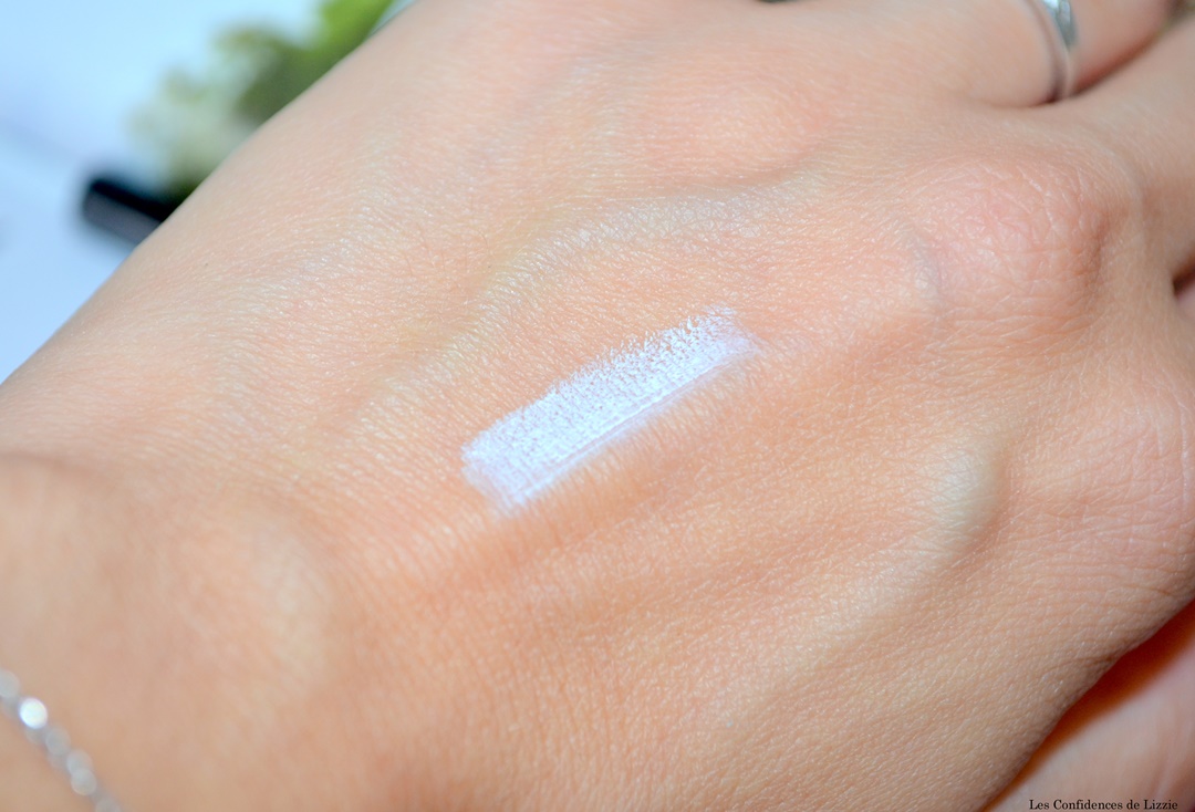 comment-appliquer-un-crayon-blanc-yeux-levres
