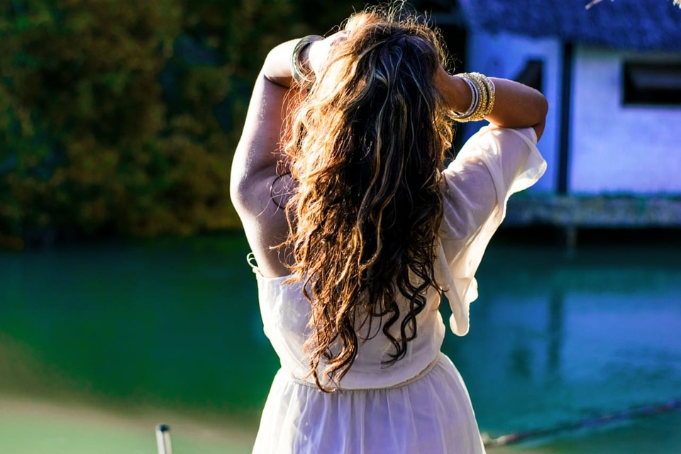 prendre-soin-cheveux-boucles-ete