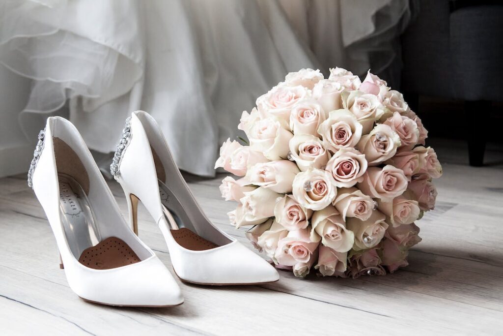 chaussures-avec-robe-mariee